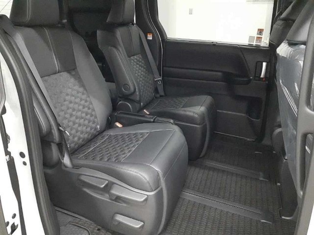 
Toyota Voxy Hybrid – ZRR80W – CJ10004 full									